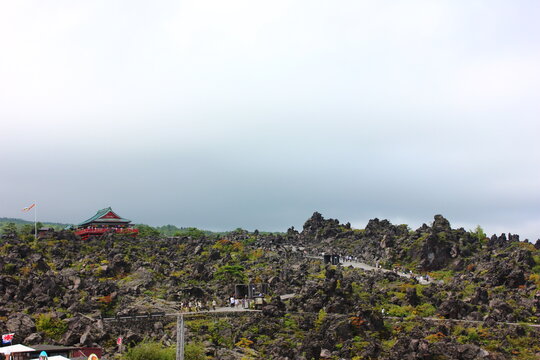 鬼押し出し園。1783年におきた浅間山の噴火の際に流れ出た溶岩でできた景勝地。