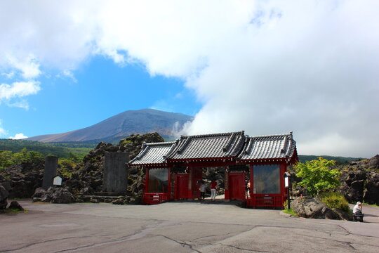 鬼押し出し園。1783年におきた浅間山の噴火の際に流れ出た溶岩でできた景勝地。