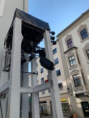 Schwaz Tirol Österreich - Aufbau einer Bühne für eine Veranstaltung vor der Pfarre Kirche Maria Himmelfahrt im Sommer