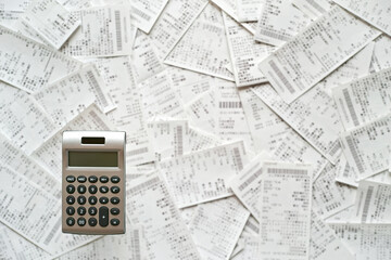 ぼけたレシートが背景の電卓。