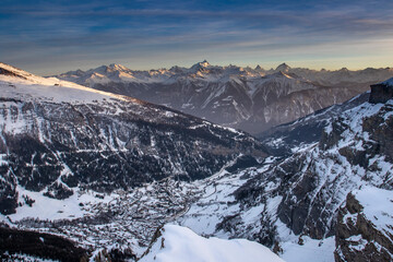 Leukerbad und Bergkette der Walliser Alpen, Schweiz