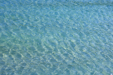 透明感あふれる沖縄の水面