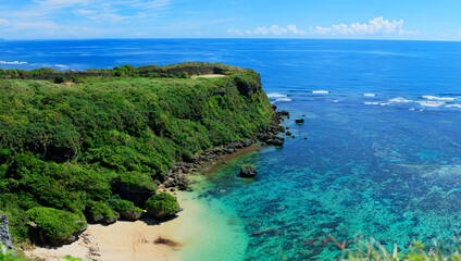 青空と青い海がきれいな果報(カフー)バンタ