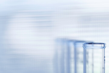 窓辺に置かれた４本の試験管