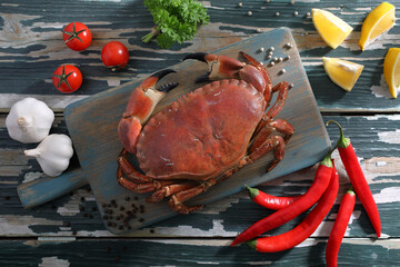 frutti di mare granchio crudo su tagliere di legno