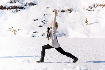 Woman practicing yoga in a landscape with snow in winter
- 401755420
