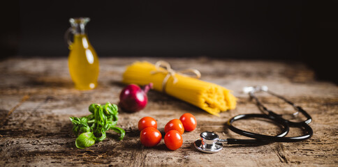 Cibo salutare, spaghetti al pomodoro basilico e cipolla