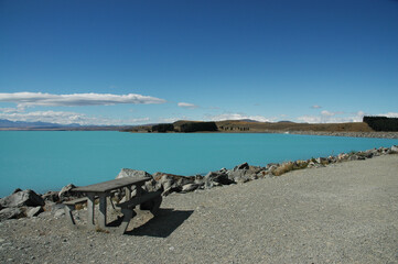 Fototapeta na wymiar Lake Pukaki on a beautiful sunny day