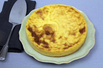 un flan dans une assiette 