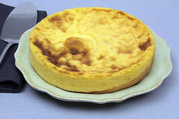 un flan dans une assiette 
