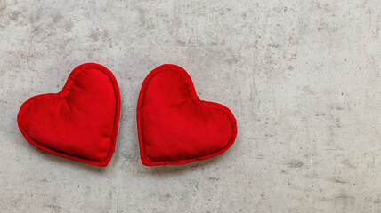Obraz premium Holiday composition with two plush hearts on concrete background. Valentine's day concept.