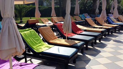 Reservation of sun loungers by the pool by placing the towels