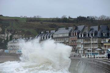 énorme vague lors d'une tempête hivernale  - Normandie