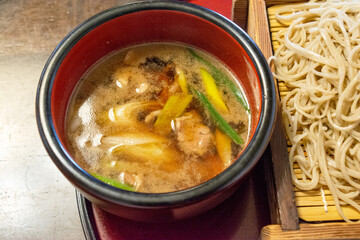 鴨ロースと白ネギの入った鴨南蛮蕎麦のつけ汁、手打ちそばのせいろ。