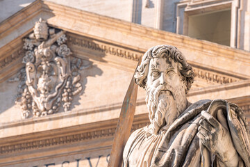 Obraz premium Close-up on face of ancient roman male statue in front of building in the Vatican
