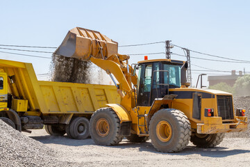 Obraz premium Dozer loads gravel