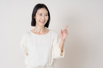 指差しする女性