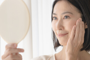 スキンケア　中年女性