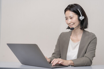 リモート会議　女性