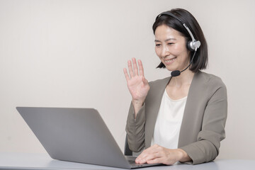 リモート会議　女性