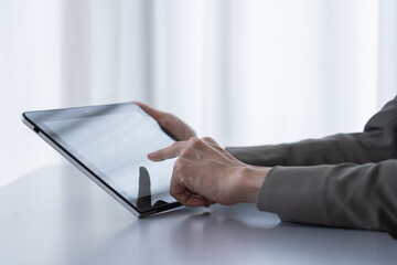タブレットを使う中年女性の手