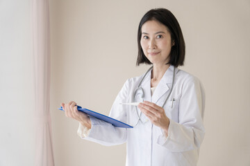 白衣の女性