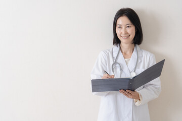 白衣の女性