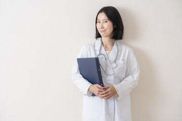 白衣の女性