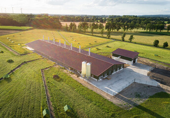 Geflügelhaltung - moderner Neubau eines Bio-Legehennenstalles mit Freilaufwiesen, Luftaufnahme - Symbolfoto. © Countrypixel