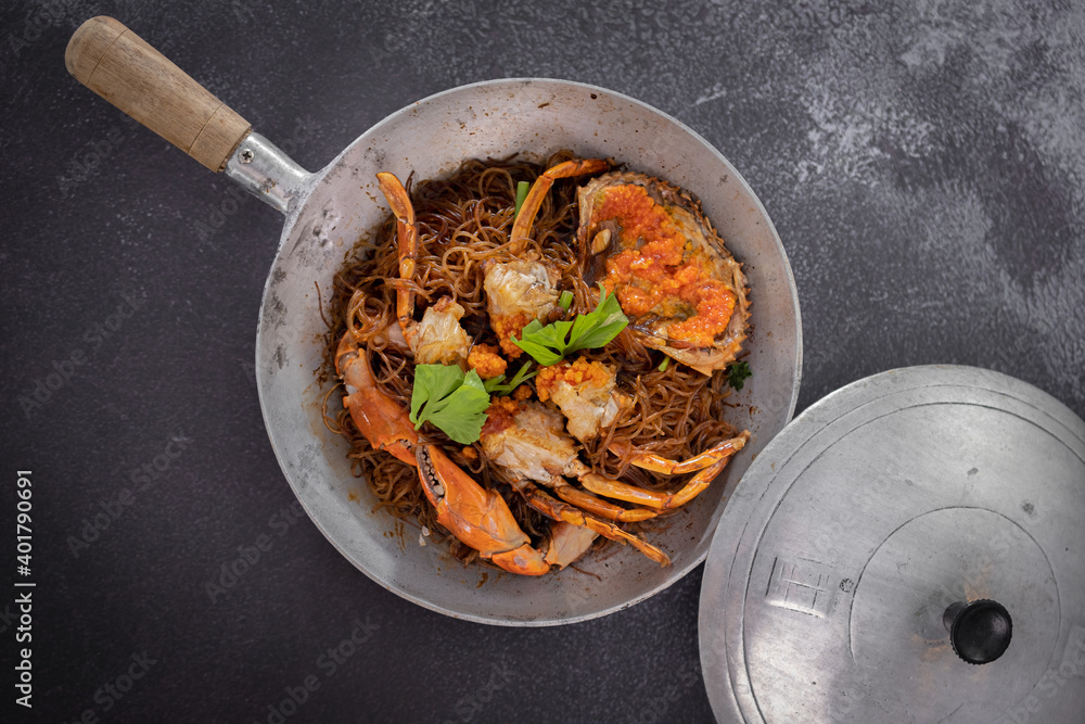 Wall mural baked fresh sea crab with vermicelli or glass noodle in the cook pot with table set up ready to eat.