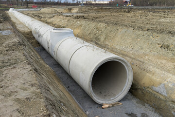 Baustelle und neu verlegte Betonrohre im Graben