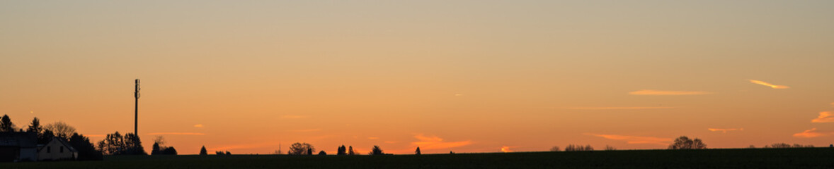 Stadtsilhouette am fr&uuml;hen Morgen.