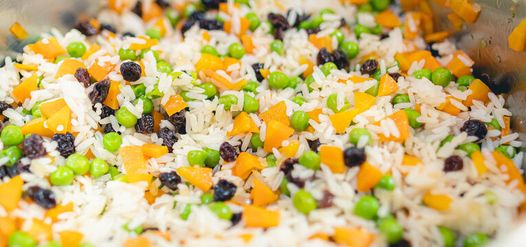 Arroz &agrave; grega. Comida brasileira. Arroz branco com cenoura, ervilhas e uvas passas.