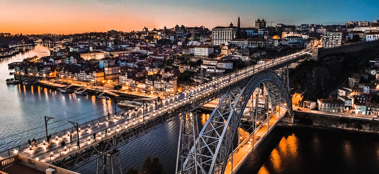 Ponte Dom Luis I com um belo p&ocirc;r-do-sol e casas antigas Gaia, Porto.
