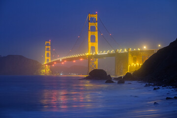 Die Golden Gate Bridge am Morgen vor Sonnenaufgang