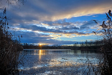 Sonnenaufgang am Waldsee Lauer in Markkleeberg bei Leipzig.