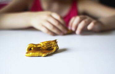 Obraz premium Child playing with a gold slime