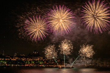 Naklejka premium Colorful fireworks fired from the St. Lawrence river.