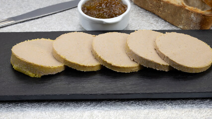 plat de foie gras sur une table