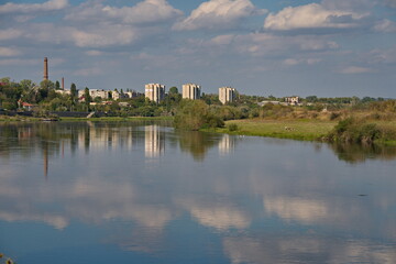 Fototapeta na wymiar Fluss Dnister in Soroca an der Grenze zwischen Moldawien (links) und der Ukraine 
