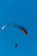 Parapentiste dans le ciel Aveyronnais au dessus du viaduc de Millau.