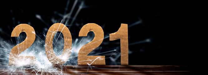  Silvesterhintergrund mit 2021 Schrift und Wunderkerzen