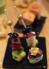apéritif, mini-brochettes fête, toast, brunch, olive, jambon, verrine, présentation, aliment, fruit, dessert, salade, table, fromage, gâteau, assiette, casse-croûte, sain, bon vivant, délicieux, bonbo