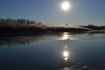 
The winter sun is reflected in the river.