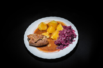 Rinderrouladen mit Kartoffeln und Rotkohl