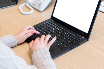 オフィスワーク　パソコンを使う女性の手元	