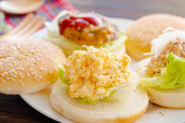 手作りタマゴサンドとハンバーガー