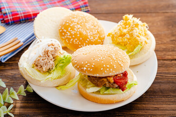 手作りサンドとハンバーガー