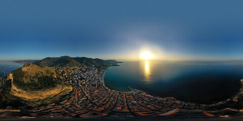 360 degree virtual reality panorama of the typical seaside village of Cefalù in Sicily, Italy.
t