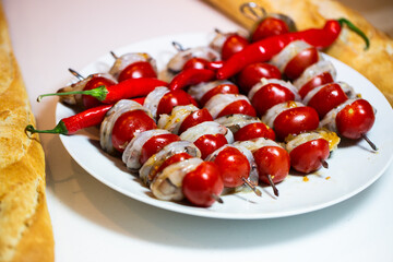 Shrimp skewers with cocktail tomatoes, raw, Black Tiger